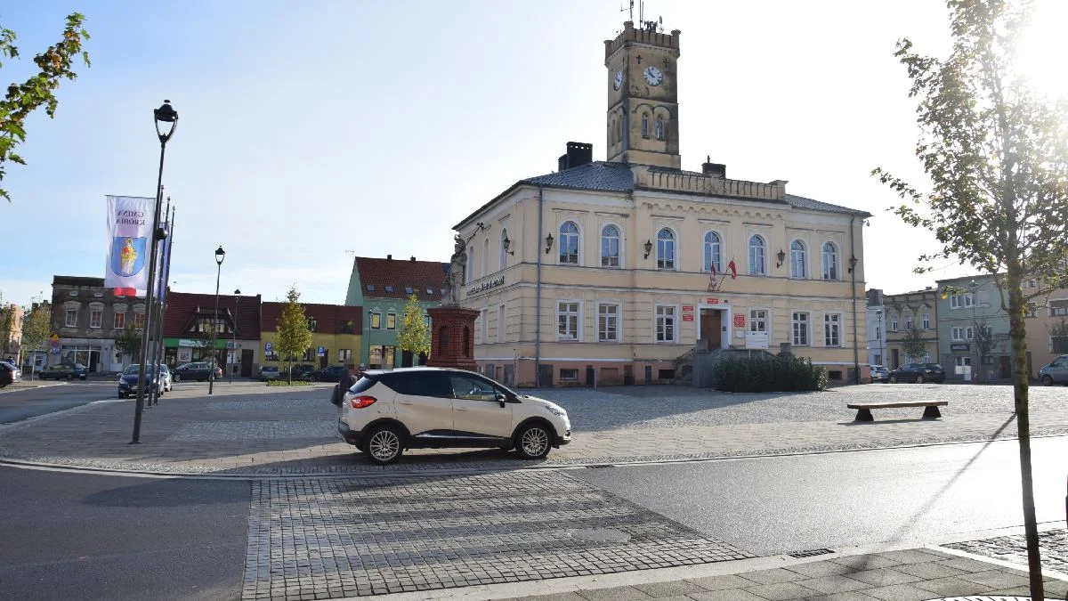 Gmina Krobia walczy z nielegalnym parkowaniem na zrewitalizowanym rynku. Jakie wyjście z sytuacji znaleźli miejscowi urzędnicy? - Zdjęcie główne