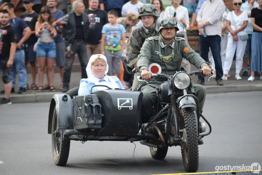 Operacja Poniec 2023. Parada detektorystów i rekonstruktorów na rynku