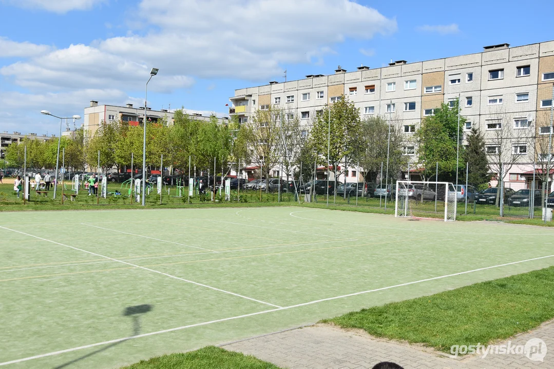 Zniszczone boisko osiedlowe w Gostyniu