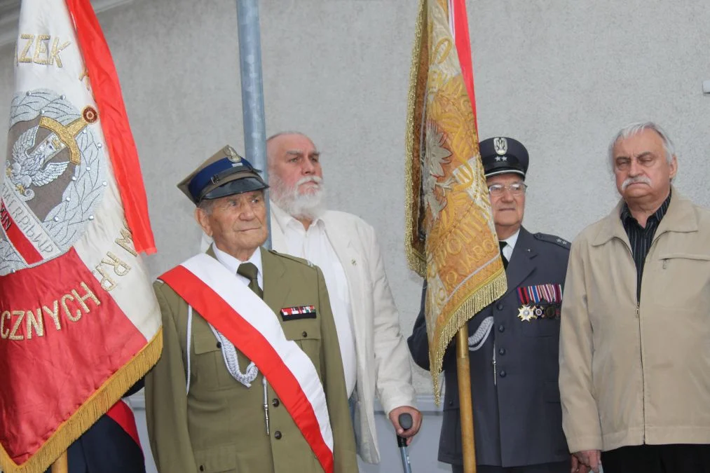 Jarocin. Odsłonięcie tablicy poświęconej kolporterom gazety konspiracyjnej "Dla Ciebie, Polsko" i koncert patriotyczny w JOK-u