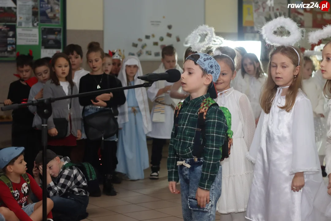 Jasełka, życzenia i poczęstunek w szkole w Sierakowie