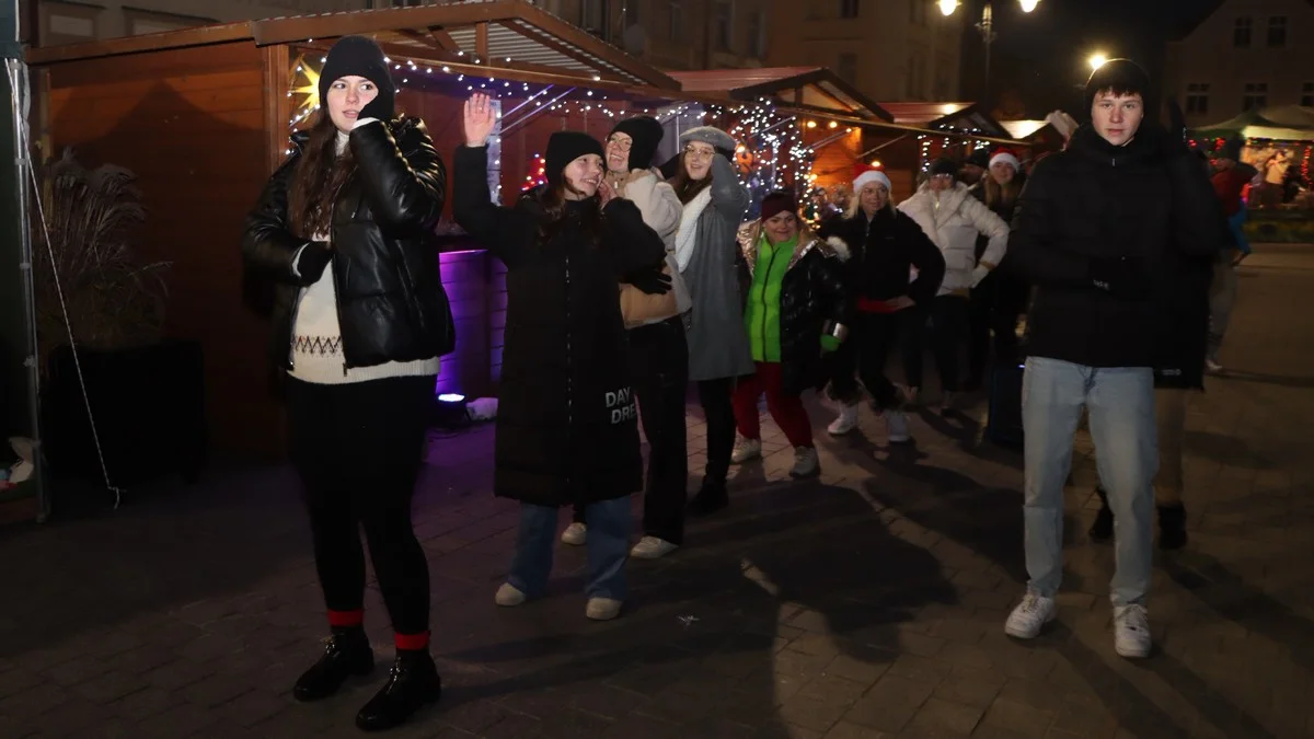 Spektakl, występy i zabawa z radą młodzieżową. Rawicki Jarmark Bożonarodzeniowy [ZDJĘCIA] - Zdjęcie główne