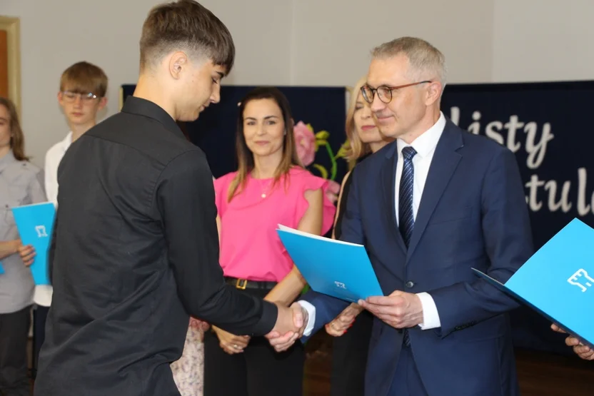 Absolwenci szkół podstawowych odebrali w Pleszewie listy gratulacyjne