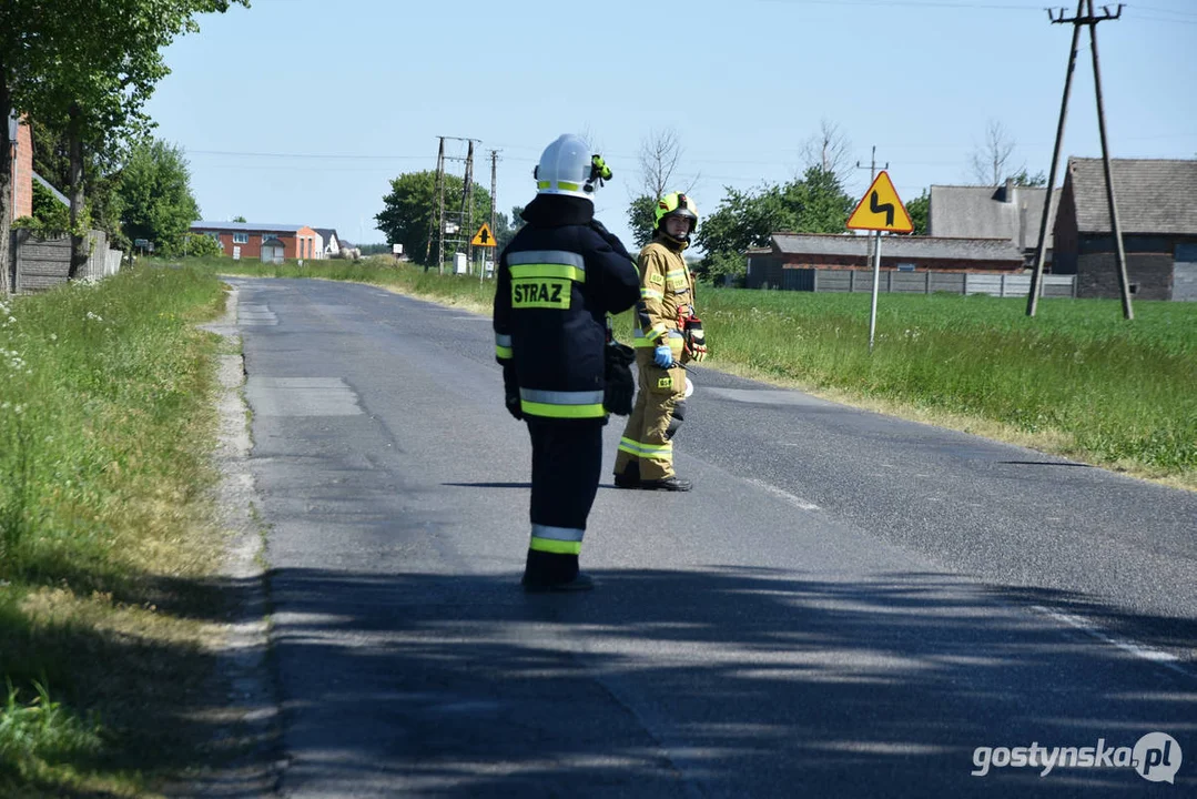 Kolizja na drodze powiatowej w Lipiu (gm. Piaski). Przewrócony samochód w polu