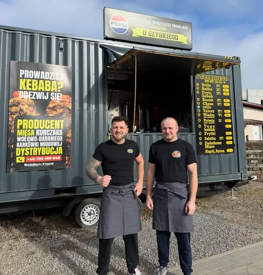 Szkolili się u legendy TikToka. "Szwagry" otwierają lokal w Pleszewie. Promocje na otwarcie