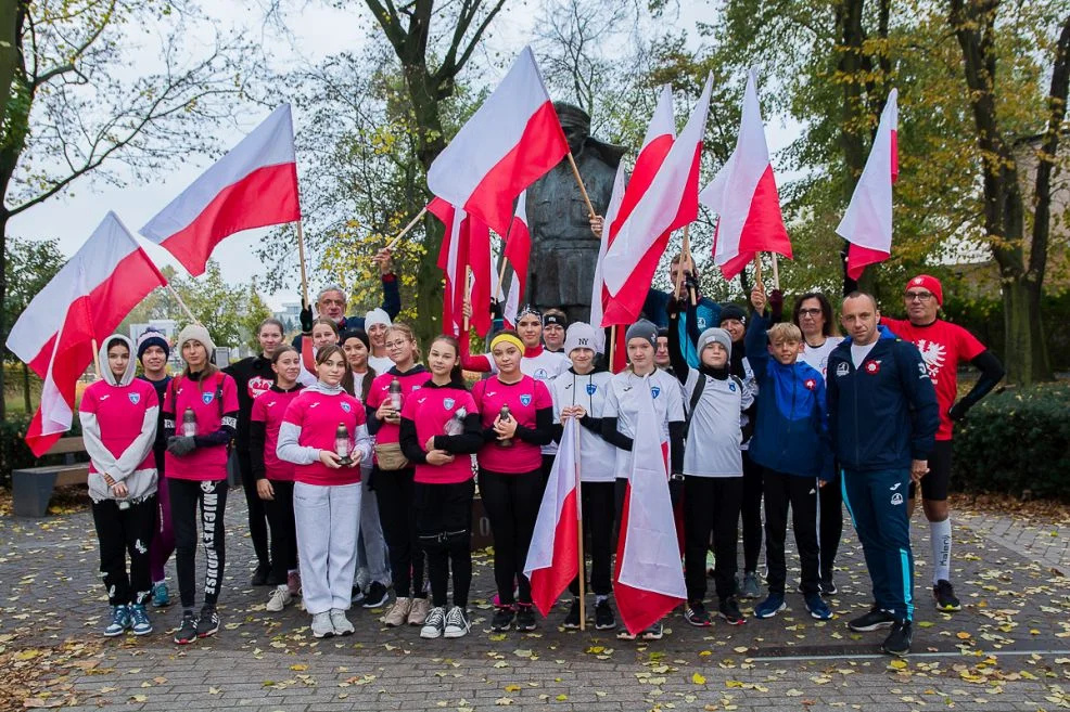 Biegacze Jarocin pobiegli szlakiem pomników poświęconych bohaterom Ziemi Jarocińskiej