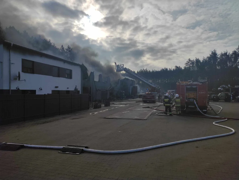 Pożar na stacji demontażu pojazdów w Śmiłowie