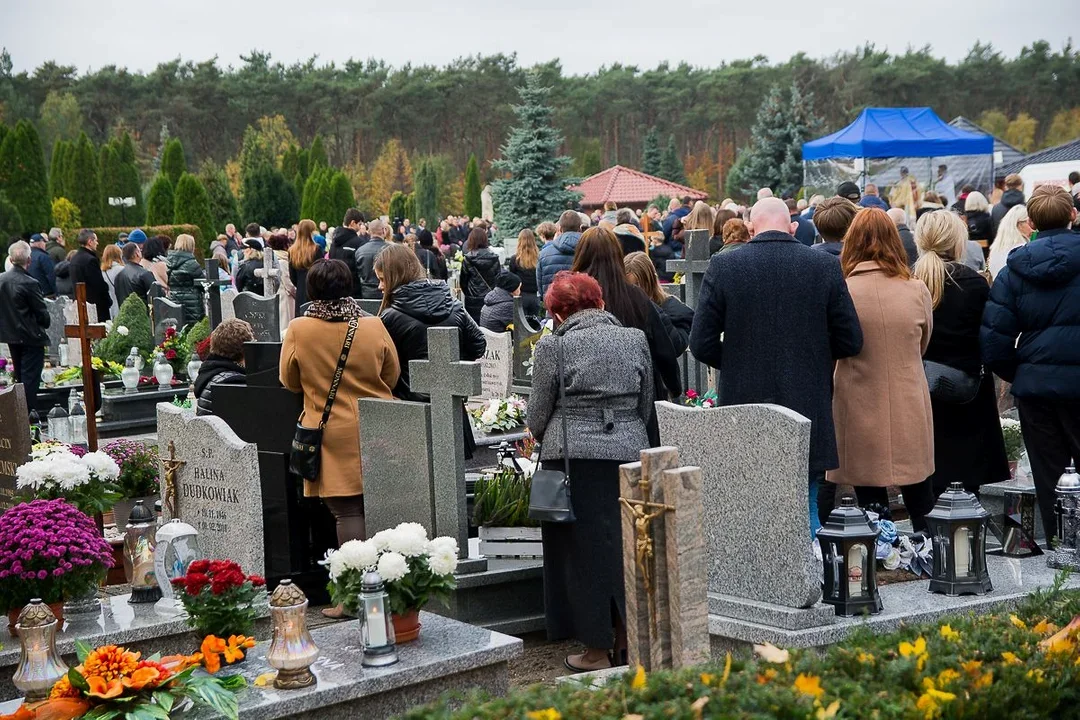 Wszystkich Świętych i Dzień Zaduszny w Jarocinie. O której msze i  nabożeństwa na cmentarzach. Jak dojedziesz na groby? - Zdjęcie główne