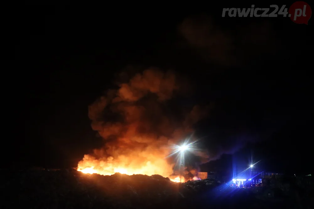 Pożar odpadów na terenie jednej z rawickich firm