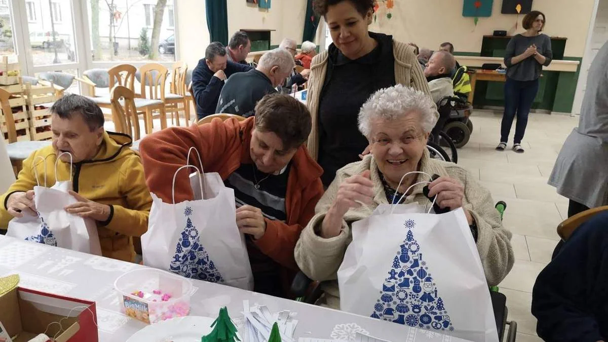 Mieszkańcy Domu Pomocy Społecznej w Chumiętkach otrzymali paczki od Fundacji Biedronki - Zdjęcie główne