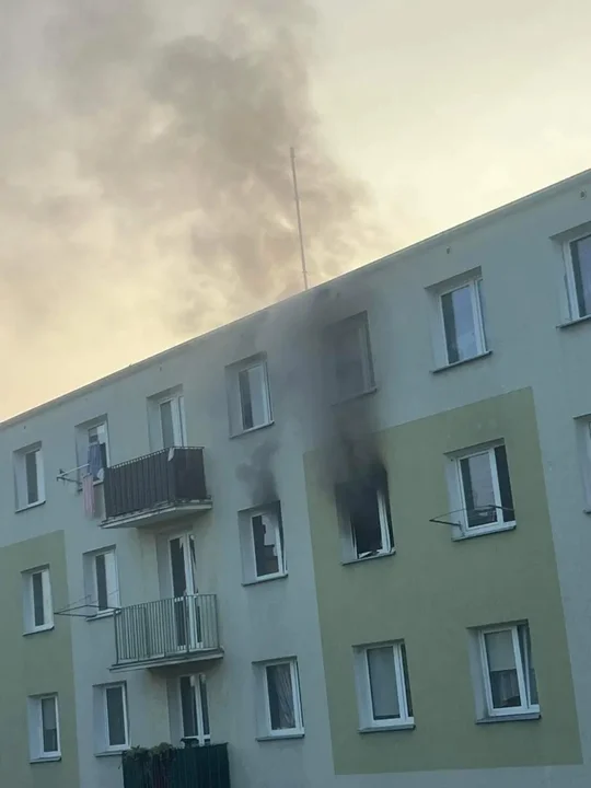 Policjanci z Gniezna uratowali kobietę z płonącego mieszkania