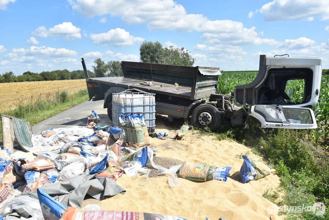 Wypadnięcie z drogi ciężarówki z paszą na trasie Wymysłowo-Krobia