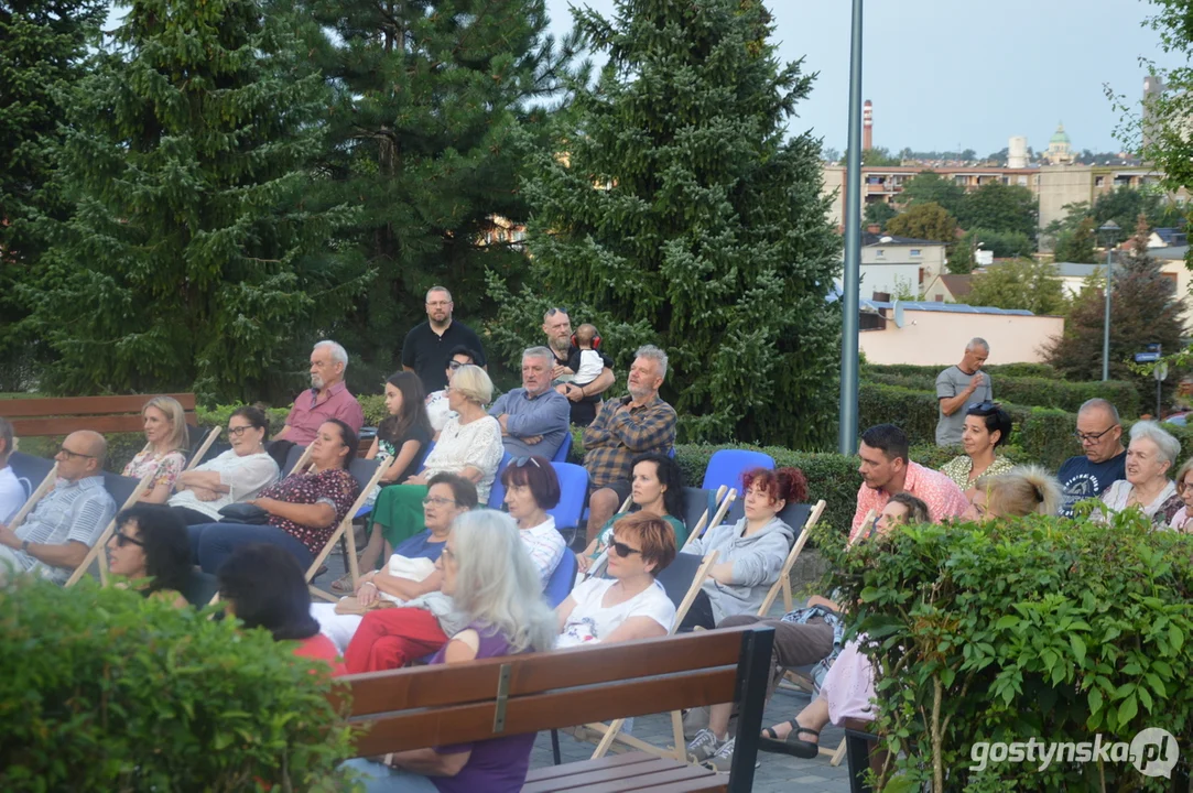 Na tarasie przy GOK Hutnik zagrał w piątkowy wieczór (23.08.2024) Witold Żuromski