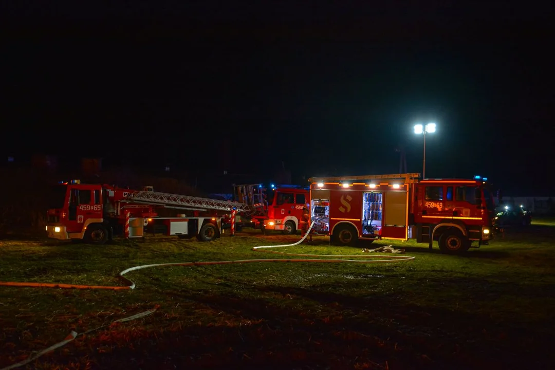 Duży pożar stodoły w Kretkowie gm. Żerków. Strażacy w akcji