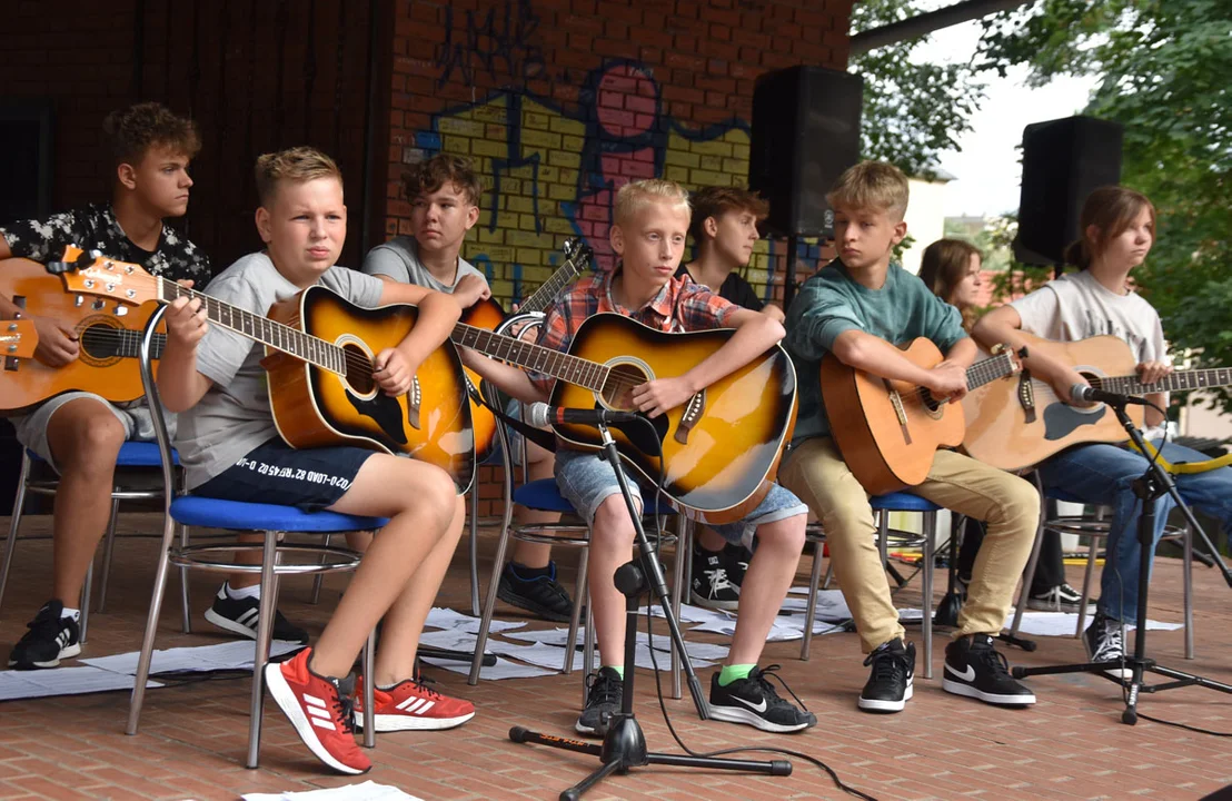 Zespół Akustyczny na 10 Gitar przy GOK Hutnik