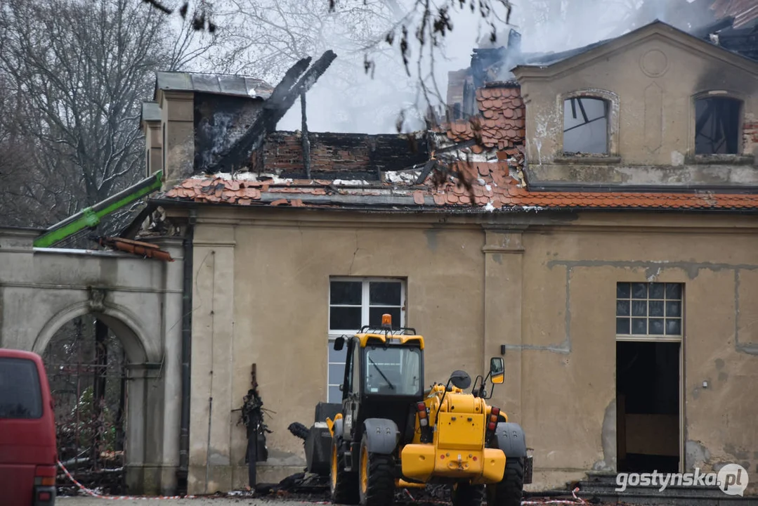 Pożar pałacu w Pępowie. Straż pożarna porządkuje pogorzelisko