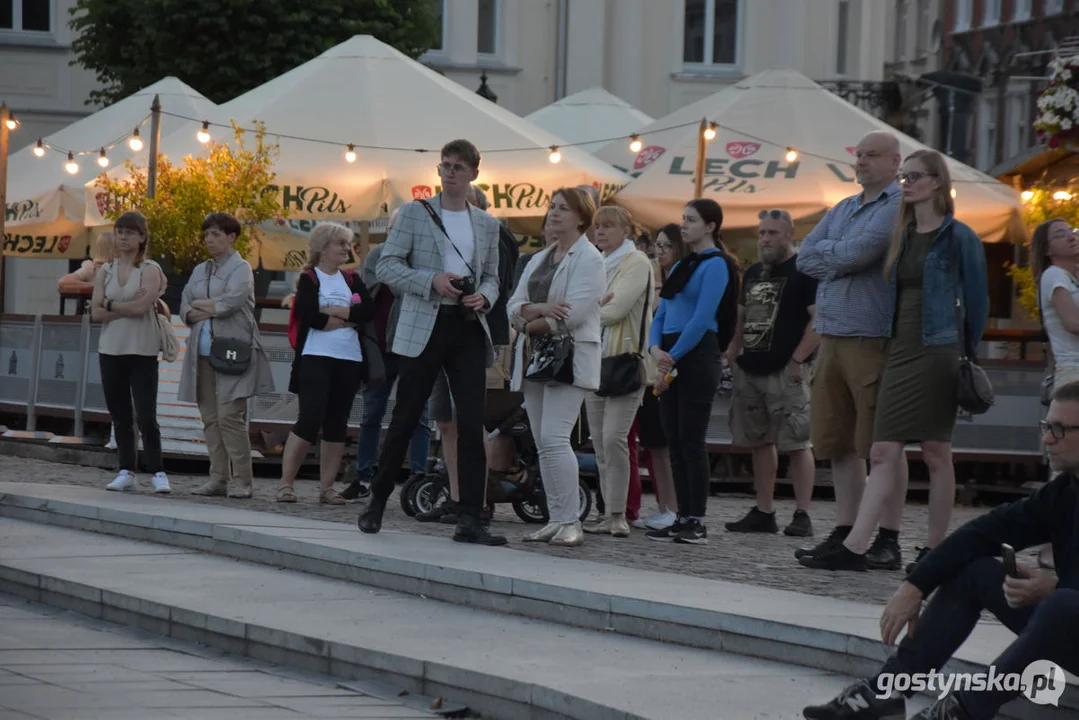 Spektakl teatralny na gostyńskim rynku