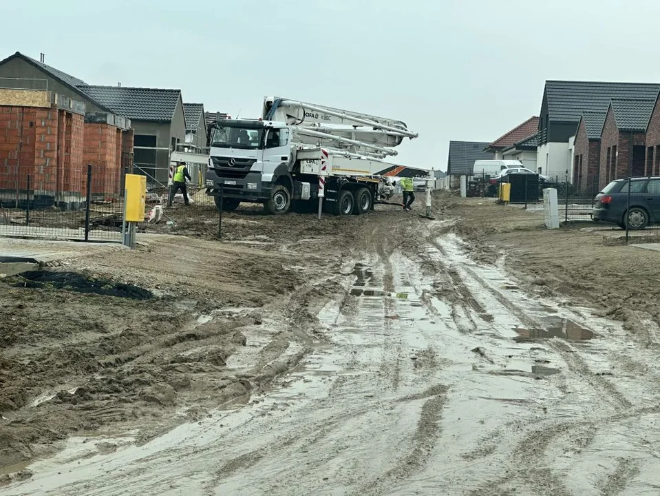 Jarocin Ogrody. Spółka naprawia drogę, mieszkańcy dbają, inwestor rozjeżdża. Jest też deklaracja  [ZDJĘCIA, SONDA] - Zdjęcie główne