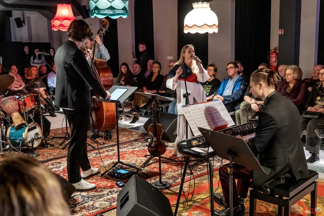 Niesamowita energia i prapremiera płyty. Klara Cloud & The Vultures wystąpili w Zajezdni Kultury