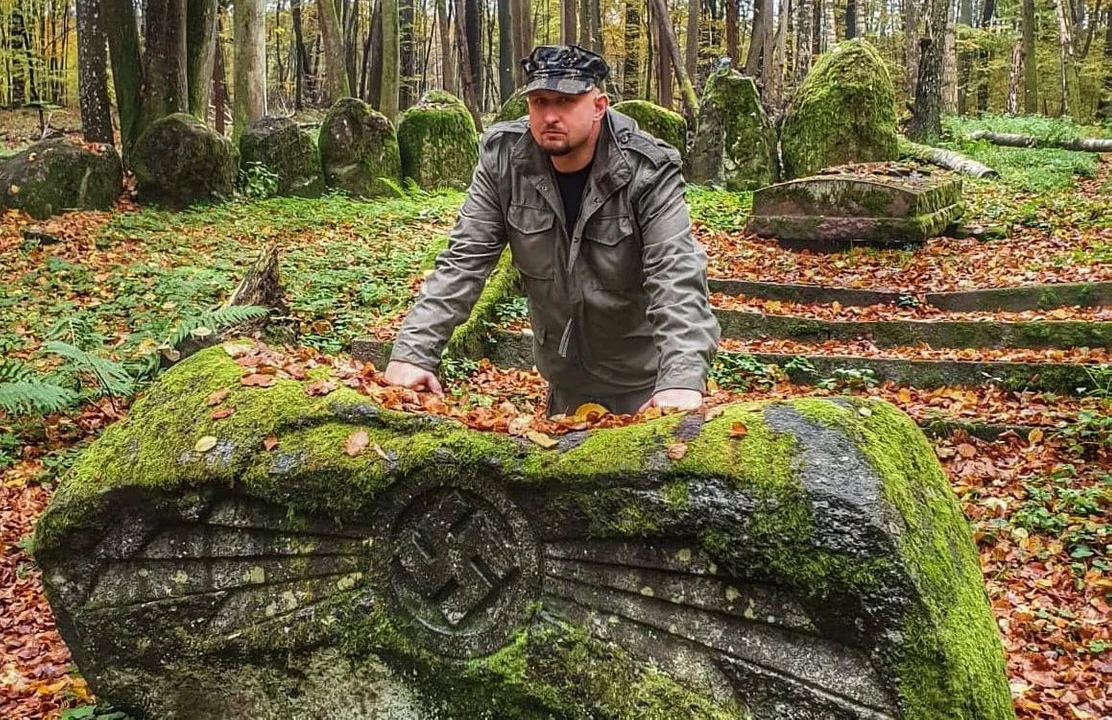 Jakub Pomezański z Pleszewa napisał książkę pt. „Neopogańskie formy upamiętniania zmarłych w III Rzeszy” - Zdjęcie główne