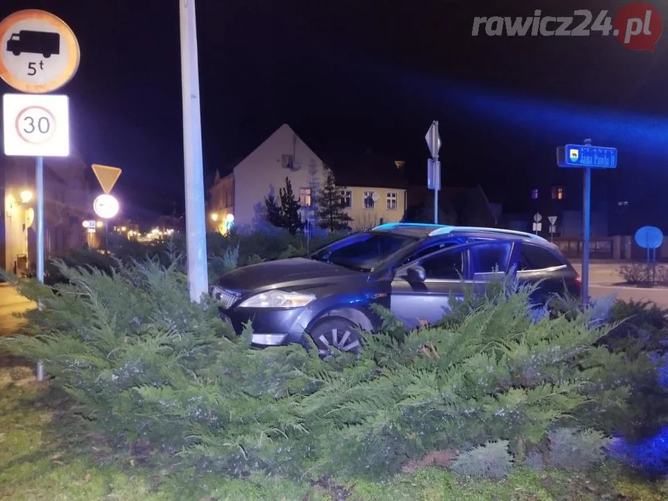 Kolizja w Rawiczu. 21-latek wjechał na wysepkę, uderzył w latarnię