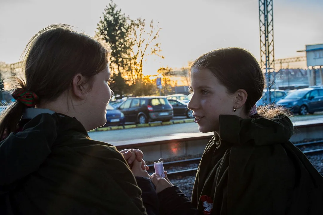 Harcerze werblem i dzwonkiem "budzili śpiących" na dworcu w Jarocinie