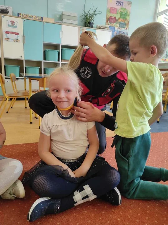 Lekcja pierwszej pomocy w przedszkolu w Mieszkowie