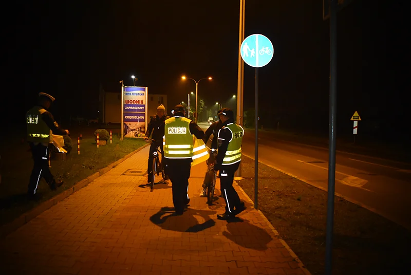 Krotoszyn. Policjanci dawali rowerzystom kamizelki