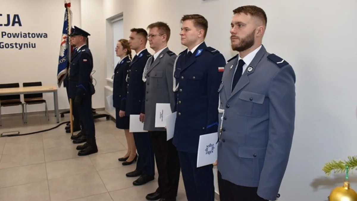 Pięcioro nowych sierżantów w komendzie. Wśród awansowanych jest jedna funkcjonariuszka - Zdjęcie główne