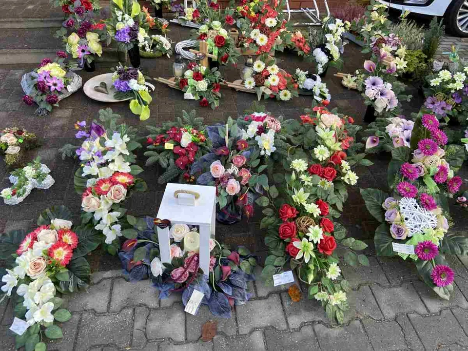 Ile w tym roku zapłacimy za znicze i wiązanki na groby? - Zdjęcie główne