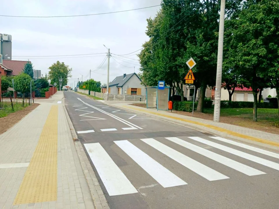 Nowy chodnik przy drodze powiatowej Sławoszew-Parzew