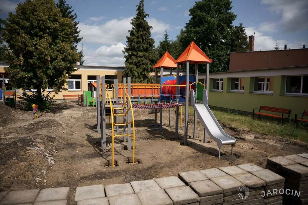 Budowa i remonty placów zabaw w gminie Jarocin