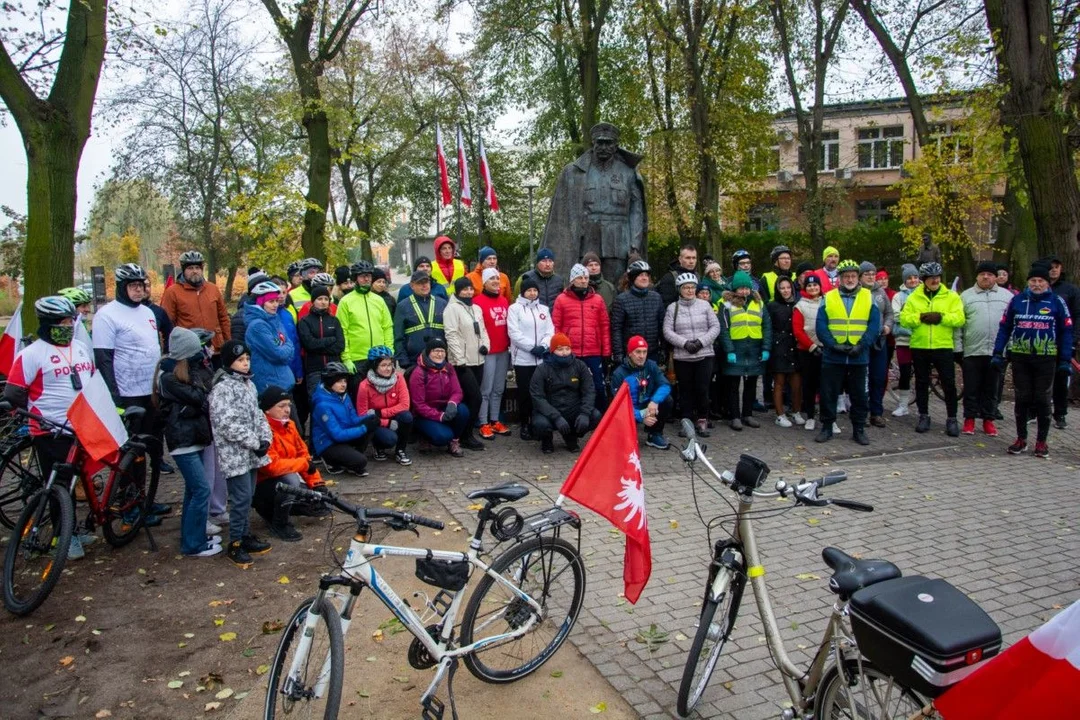 75 osób przejechało 106 kilometrów. Sztafeta Niepodległościowa z RoweLOVE Jarocin [ZDJĘCIA] - Zdjęcie główne