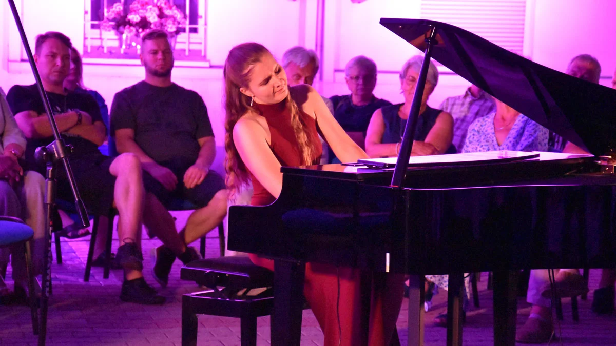 Koncert pianistki Marii Moliszewskiej na dziedzińcu ratusza w Gostyniu. Zabrzmiały utwory Fryderyka Chopina