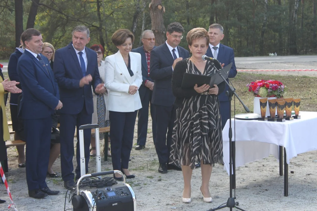 Minister Marlena Maląg otworzyła drogę Białobłoty-Orlina Duża. Towarzyszyli jej posłowie i samorządowcy