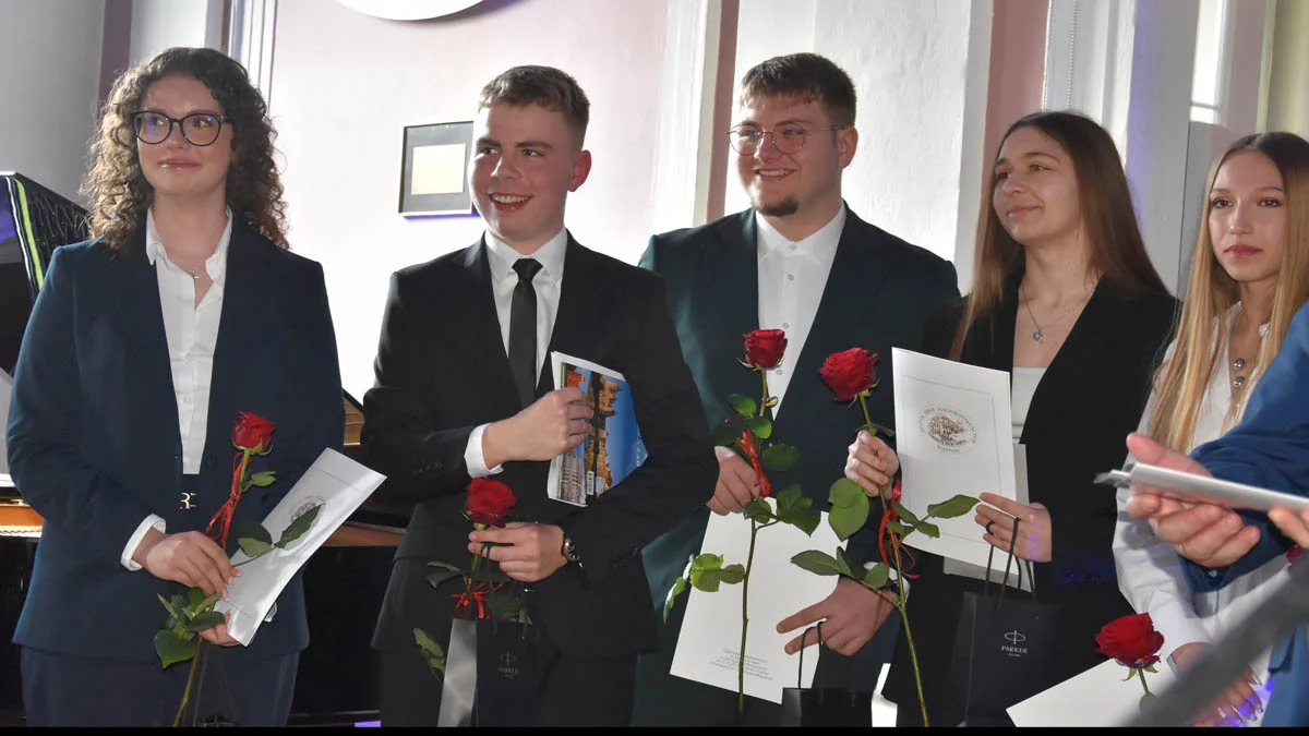 Uczniowie klas IV Zespołu Szkół Ogólnokształcących w Gostyniu odebrali świadectwa