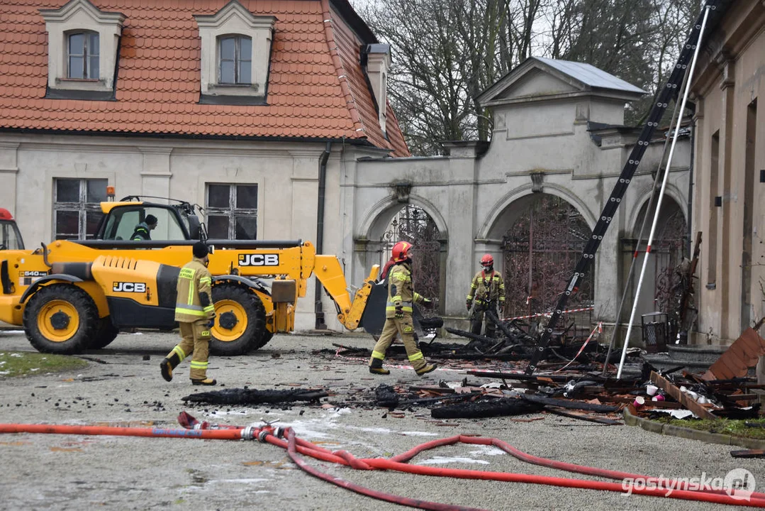 Pożar pałacu w Pępowie. Straż pożarna porządkuje pogorzelisko