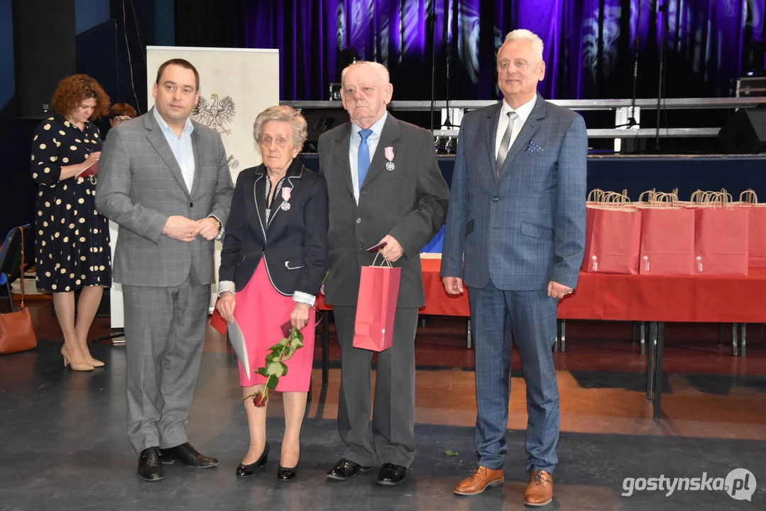 Jubileusze małżeńskie w gminie Gostyń. Blisko 60 par otrzymało pamiątkowe medale