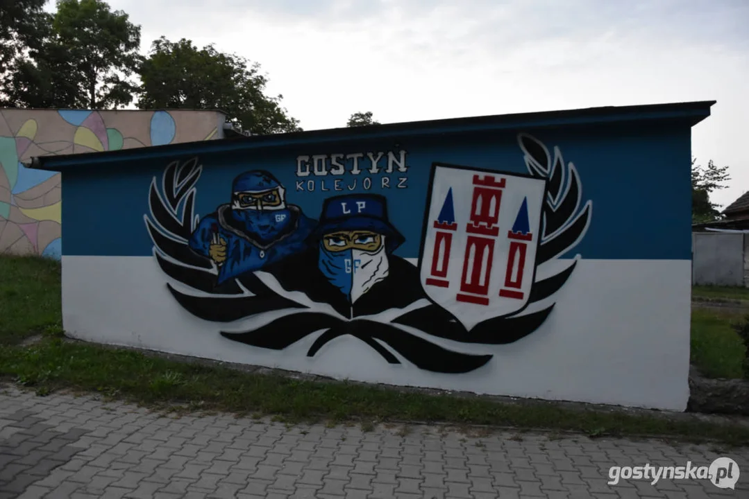 Kolejne grafy gostyńskich fanatyków „Kolejorza”. Murale ozdobiły garaże, a tym samym plac zabaw dla dzieci