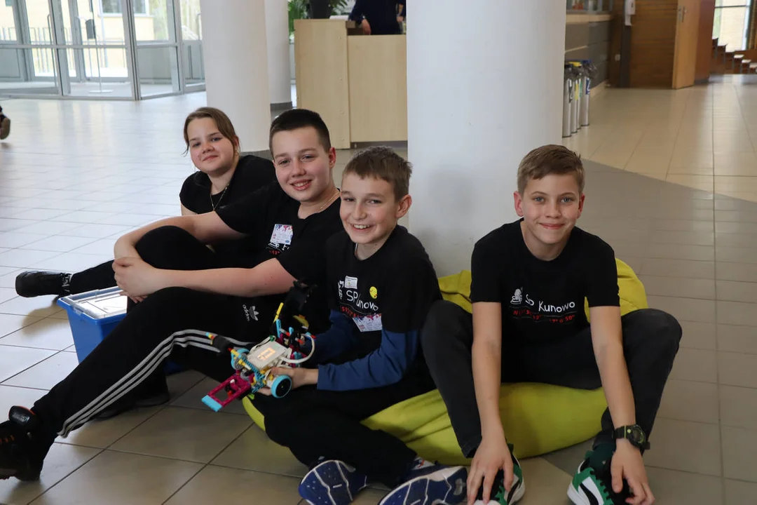 LEGOmaniacy - drużyna ze Szkoły Podstawowej w Kunowie z nagrodami z regionalnego oraz ogólnopolskiego turnieju FIRST LEGO LEAGUE