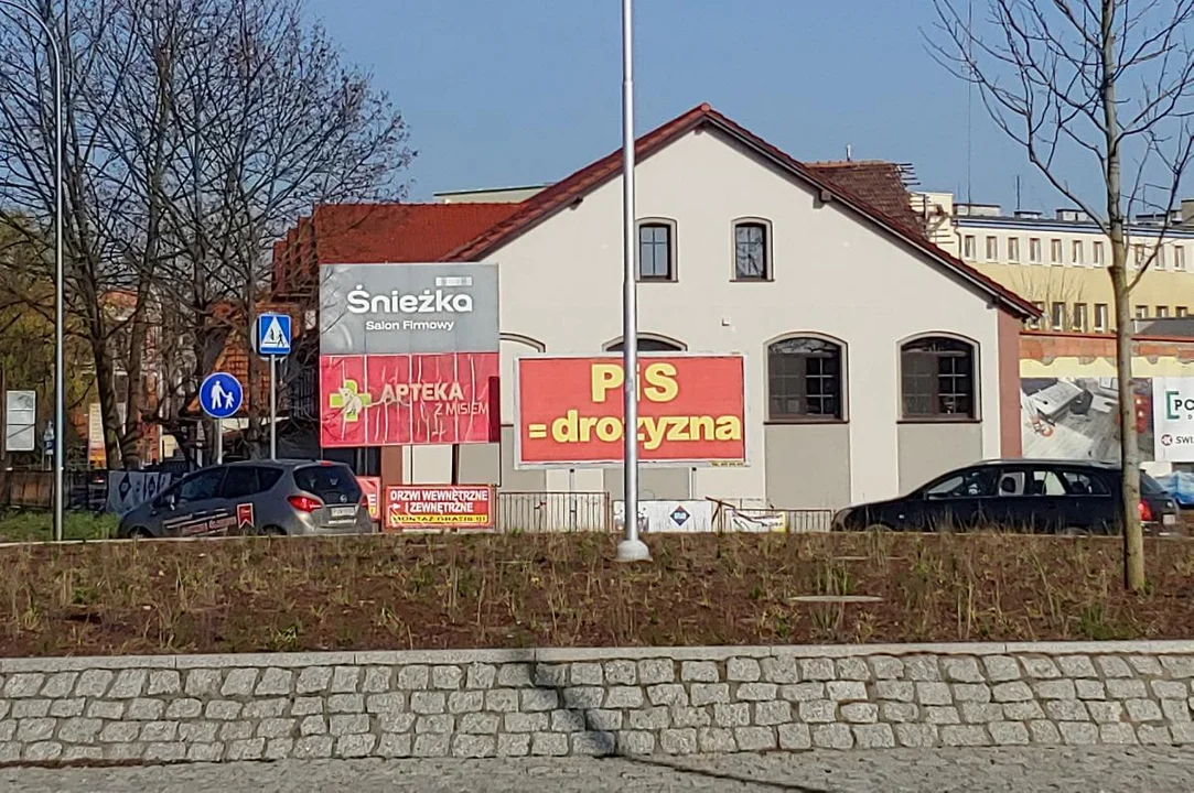 Banner w centrum Jarocina. “PiS = drożyzna” - Zdjęcie główne