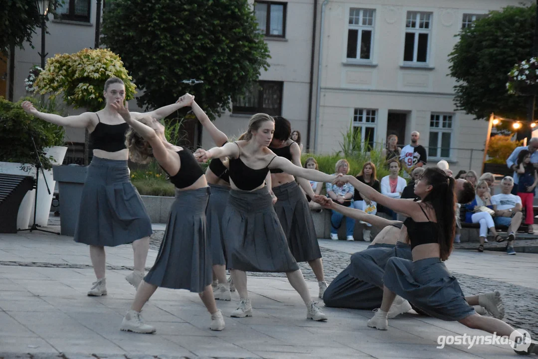 Spektakl teatralny na gostyńskim rynku