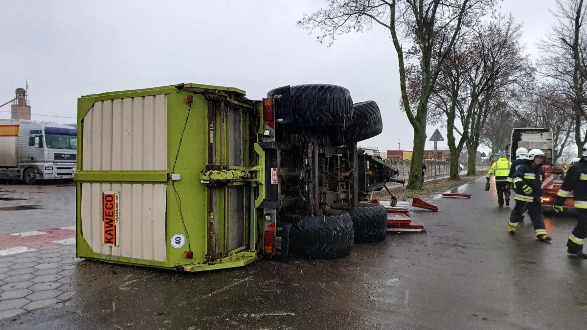 Zdarzenie drogowe na trasie Żerków-Chrzan. Naczepa uderzyła w drzewo