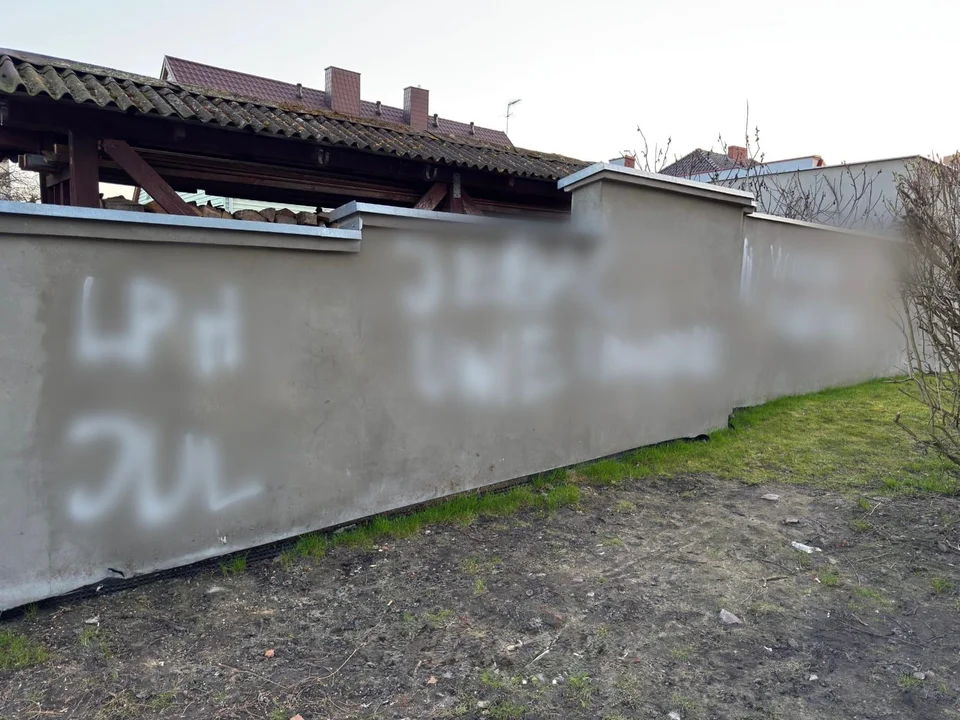 Wandale zniszczyli budynki i ogrodzenia w Poniecu