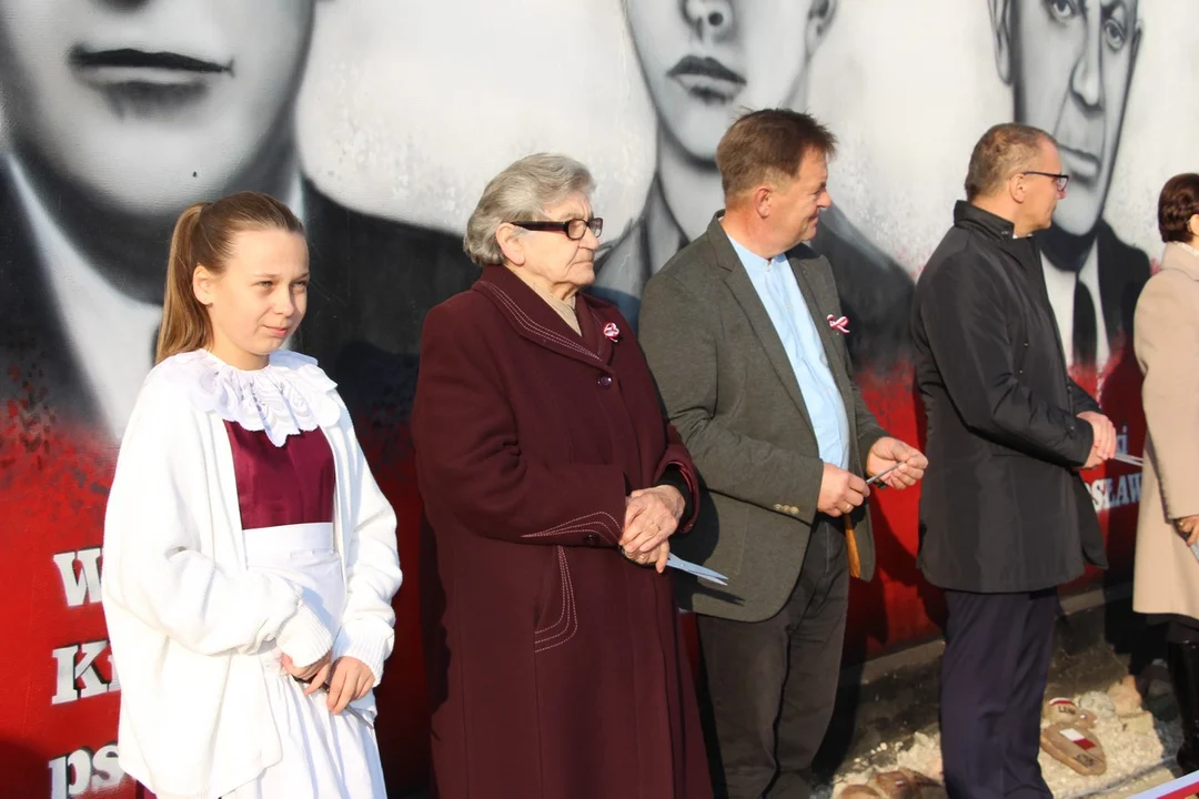 Mural upamiętniający zrzut broni dla Armii Krajowej odsłonięto w Czerminie w ubiegłym roku