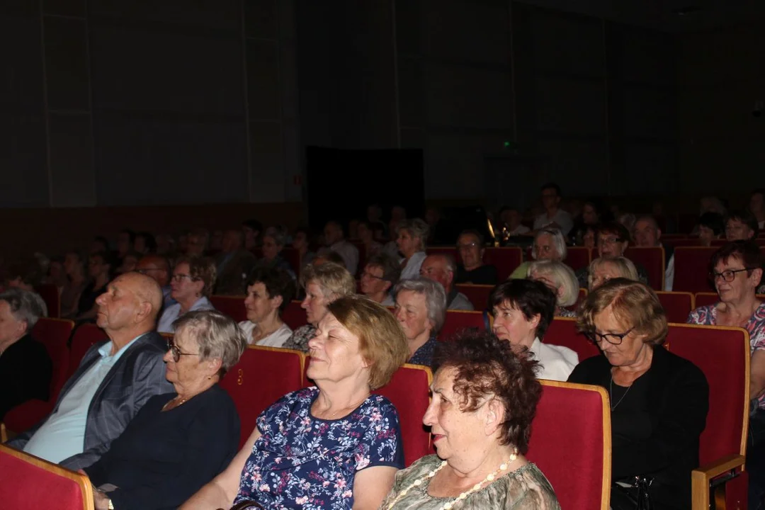 Do tej pory gośćmi seniorów byli satyryk Jacek Fedorowicz i aktorka Laura Łącz