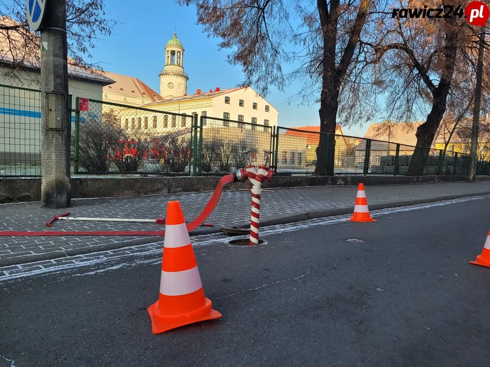 Ćwiczenia strażaków w rawickiej multibibliotece