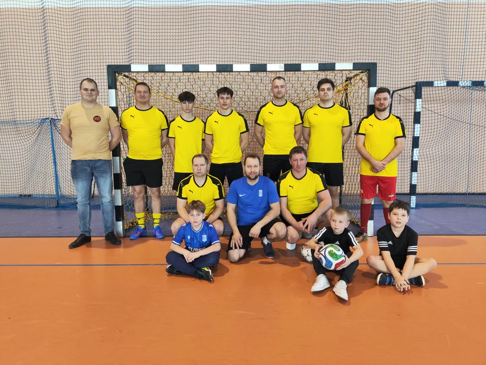 Strażacy ochotnicy rywalizowali w powiatowym turnieju halowej piłki nożnej. Kto triumfował w Gołuchowie? - Zdjęcie główne