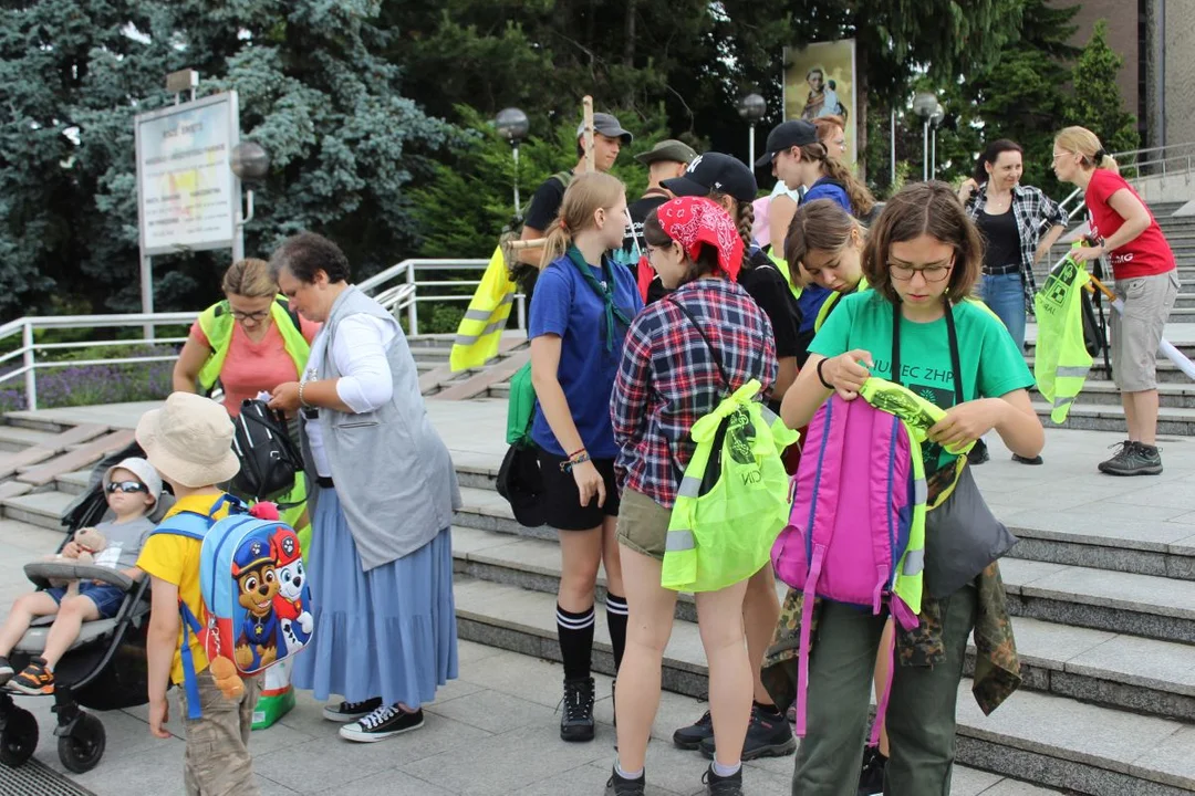 Harcerze z hufca ZHP Jarocin wraz z sympatykami wyruszyli na pielgrzymkę do Borku Wlkp.