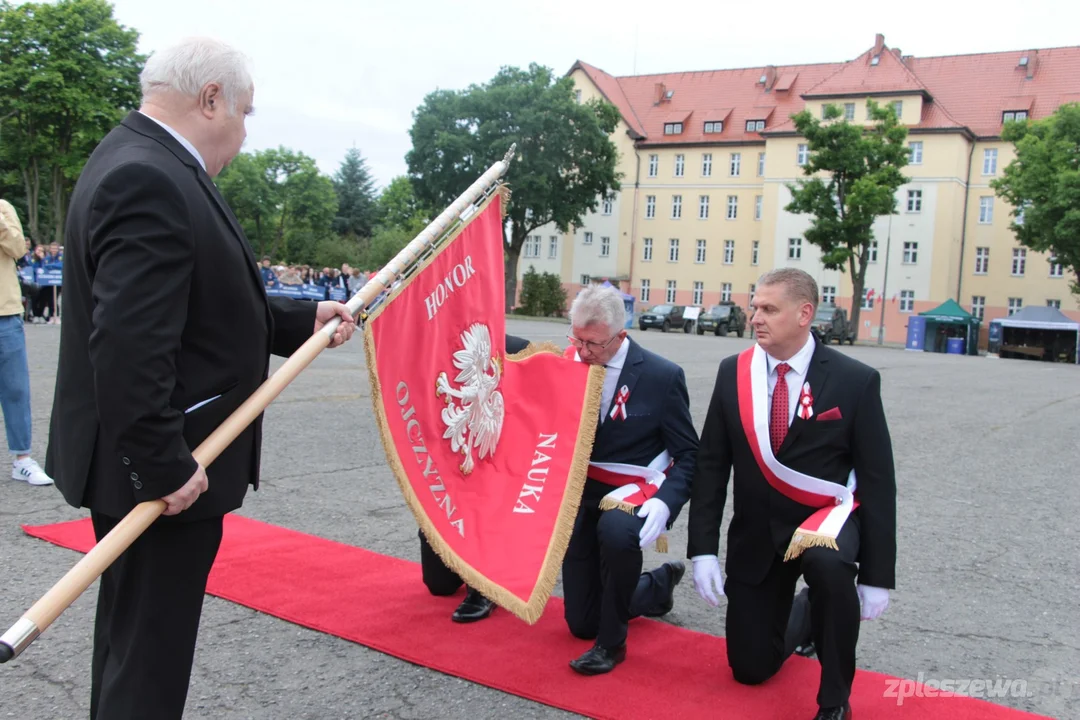 Nadanie nowego sztandaru i imienia Powstańców Wielkopolskich dla Centrum OHP w Pleszewie [ZDJĘCIA] - Zdjęcie główne